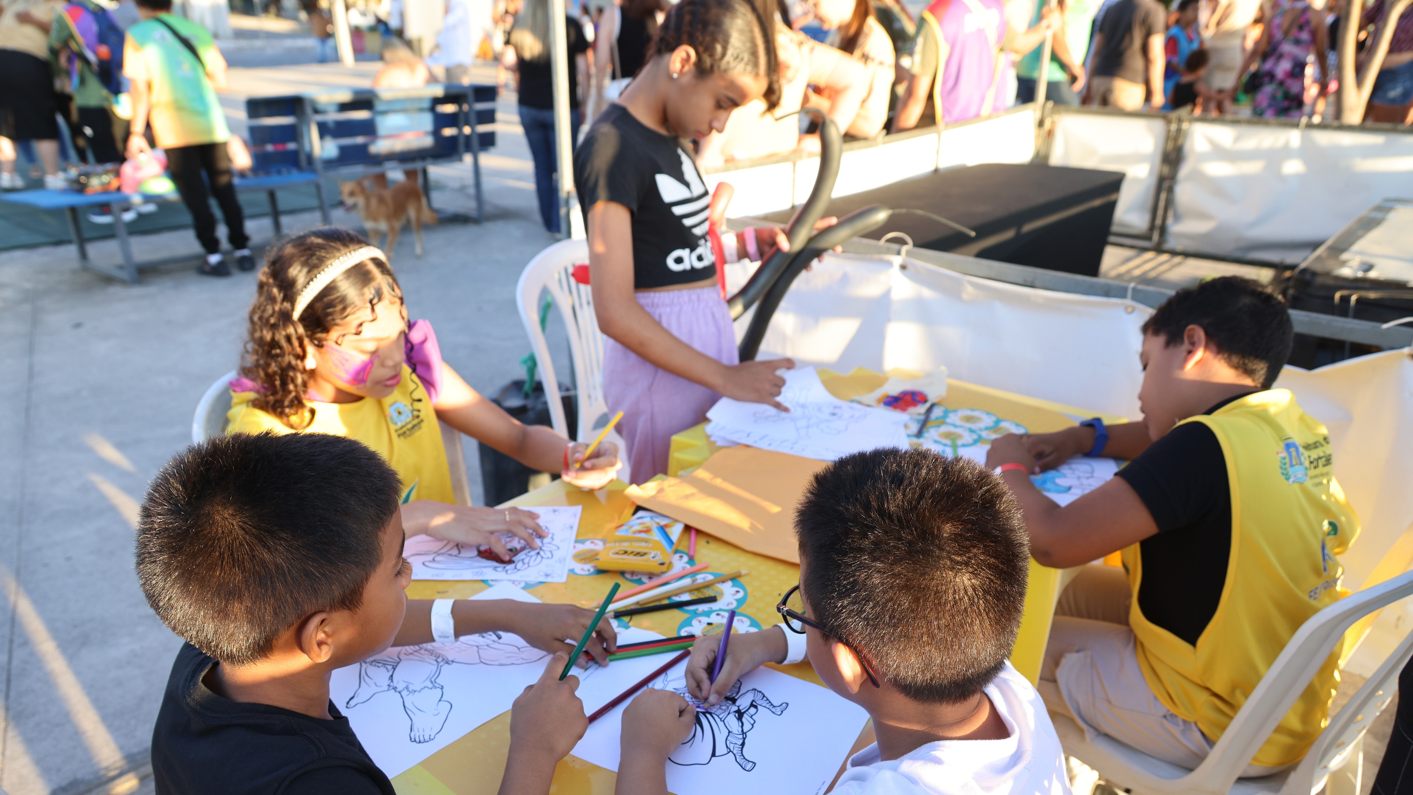 crianças desenhando pintando numa mesa